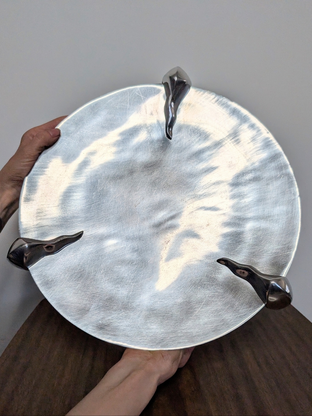 Vintage 80s Claw Footed Brutalist Bright Silver Tone Aluminum Large Platter Bowl - Picture 4 of 16